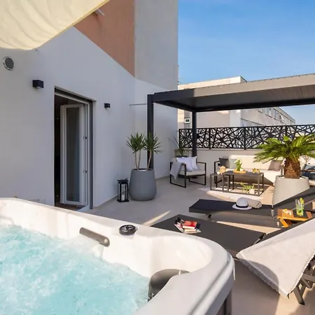 Luxury Silvery In Center With Jacuzzi, Sauna And Parking *