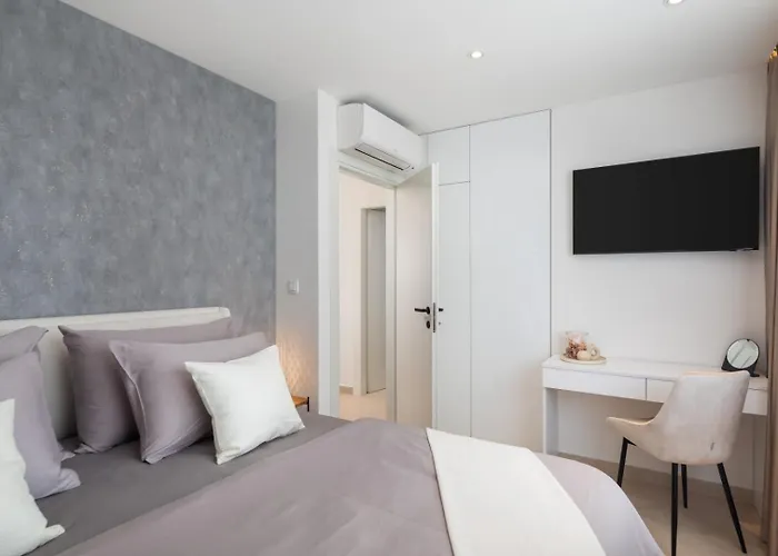 Luxury Silvery In Center With Jacuzzi, Sauna And Parking