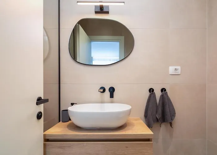 Luxury Silvery In Center With Jacuzzi, Sauna And Parking