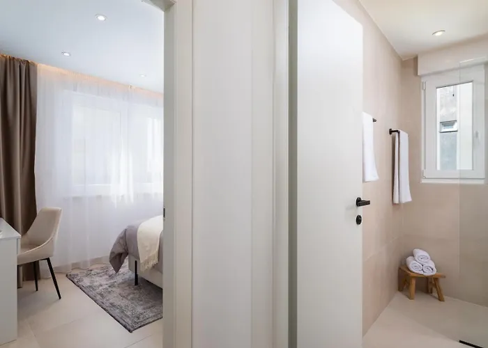 Luxury Silvery In Center With Jacuzzi, Sauna And Parking *