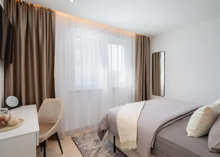 Luxury Silvery In Center With Jacuzzi, Sauna And Parking شقة