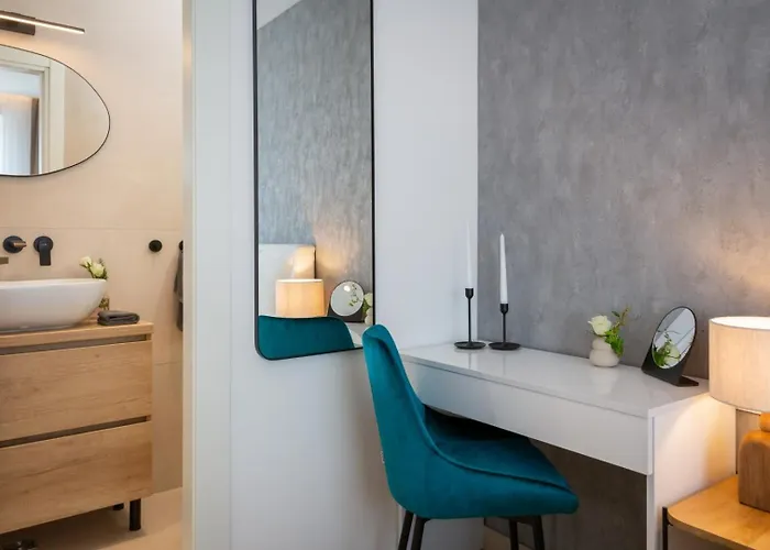 Luxury Silvery In Center With Jacuzzi, Sauna And Parking شقة سبليت