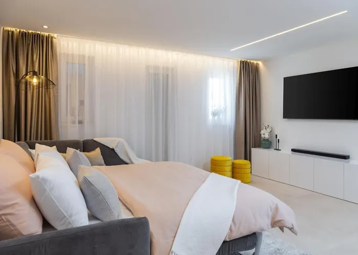 Luxury Silvery In Center With Jacuzzi, Sauna And Parking سبليت