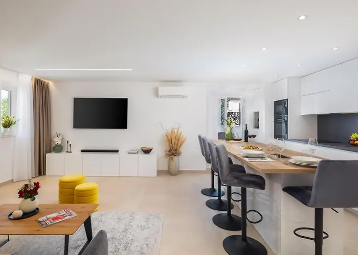 Luxury Silvery In Center With Jacuzzi, Sauna And Parking