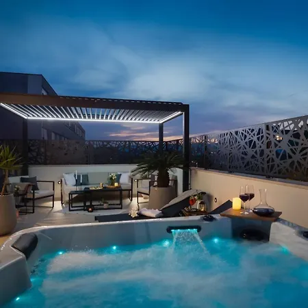 Apartment Luxury Silvery In Center With Jacuzzi, Sauna And Parking