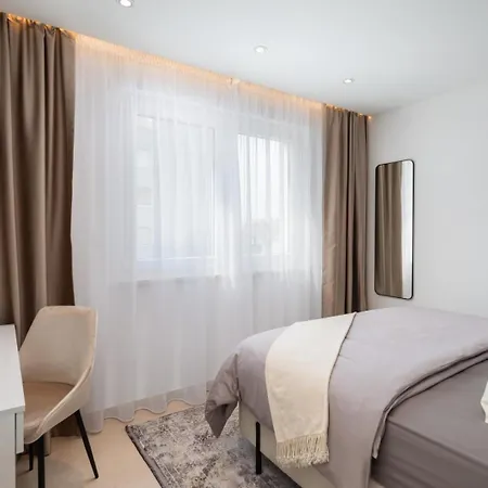 Luxury Silvery In Center With Jacuzzi, Sauna And Parking شقة