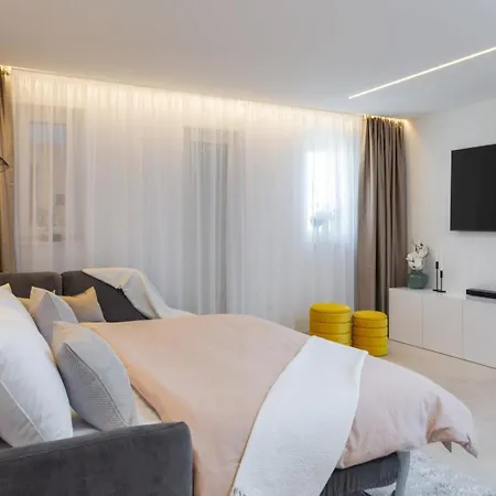 Luxury Silvery In Center With Jacuzzi, Sauna And Parking سبليت