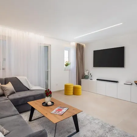 Luxury Silvery In Center With Jacuzzi, Sauna And Parking Apartment Split