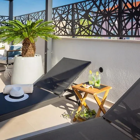 Luxury Silvery In Center With Jacuzzi, Sauna And Parking דירה *